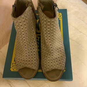 Sbicca Taupe Woven Peep-Toe Zip Mules